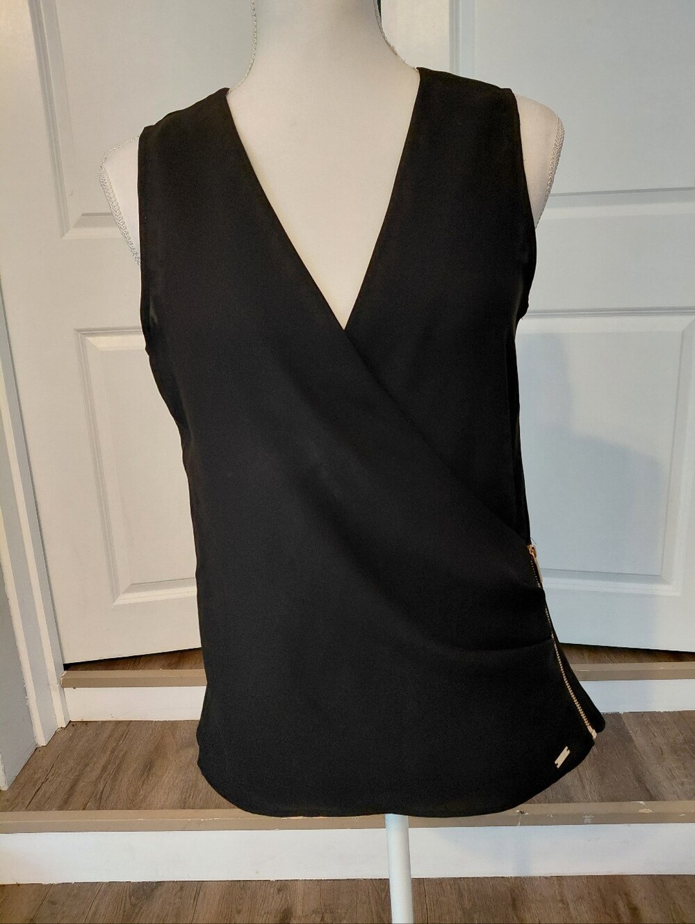 A/X Armani Exchange Womens Sleeveless Black Side Zipper  V-Neck Top Medium EUC